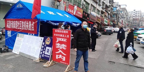 在逆境中前行，筑牢疫情防線 讓黨旗在防控疫情一線高高飄揚(yáng)