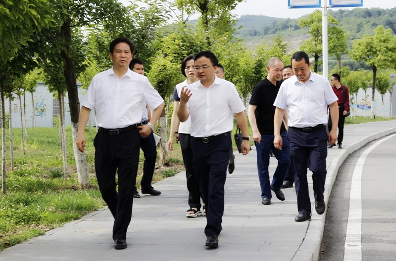 畢節(jié)市市委副書(shū)記、市長(zhǎng)張集智一行到 畢節(jié)工業(yè)職業(yè)技術(shù)學(xué)院調(diào)研