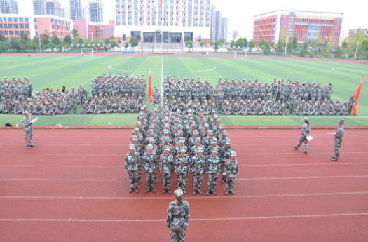 軍訓(xùn)考核展鐵骨錚錚風(fēng)采 錘煉意志筑技能報(bào)國夢(mèng)想