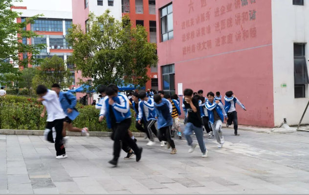 畢節(jié)工業(yè)職業(yè)技術(shù)學(xué)院舉行安全疏散演練、滅火演練及消防科普活動(dòng)