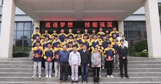 畢節(jié)工業(yè)職業(yè)技術(shù)學(xué)院舉辦“勞模工匠進校園，匠心傳承育未來”系列活動