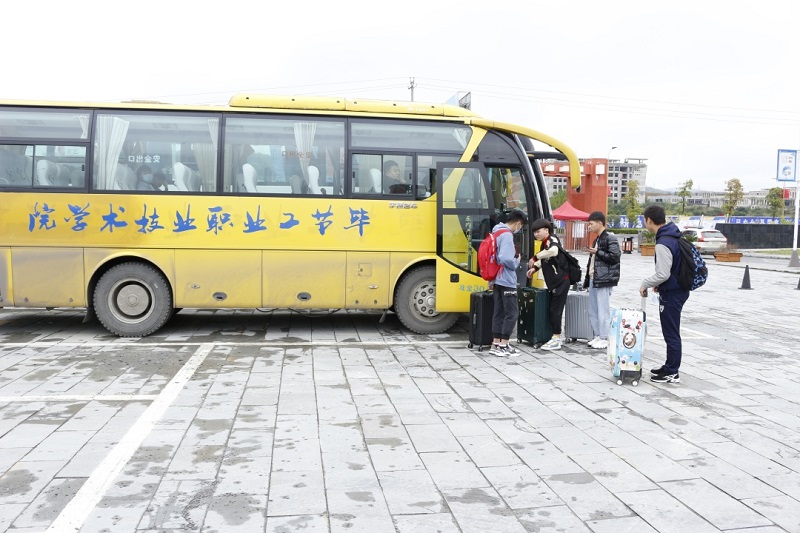 扶上馬、送一程，畢節(jié)工業(yè)職業(yè)技術(shù)學(xué)院赴企業(yè)送學(xué)生到崗實(shí)習(xí)